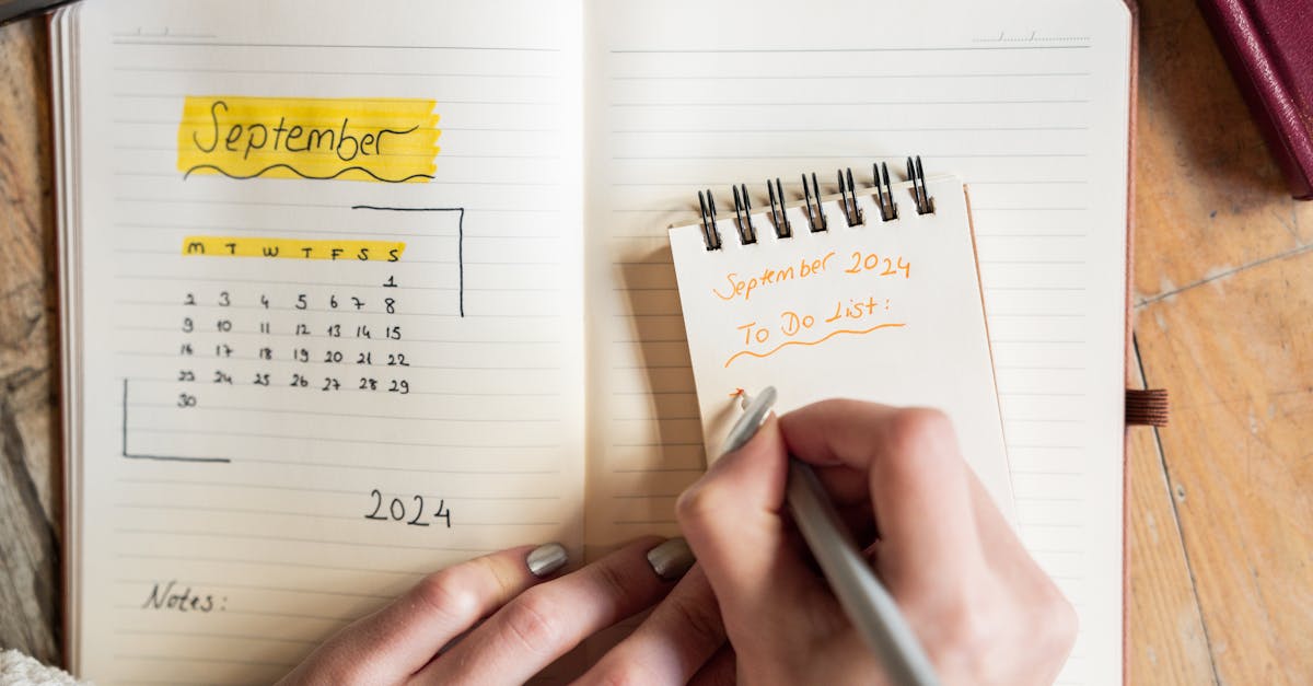 Notizbuch mit Monatsübersicht und handgeschriebener To-do-Liste.