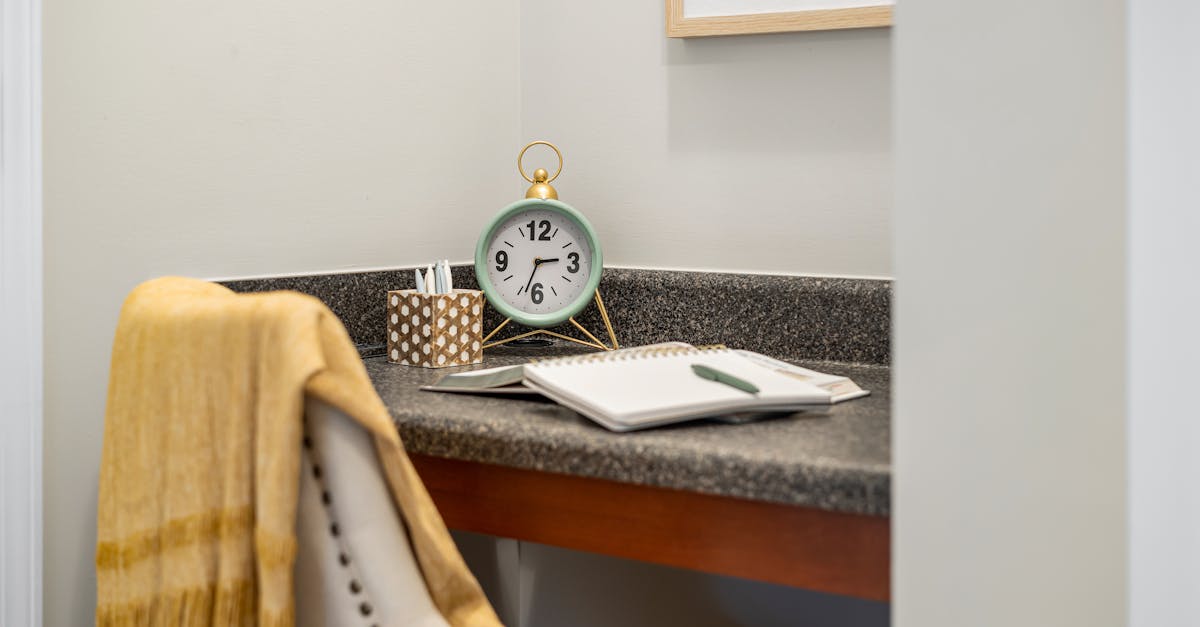 Ruhige Schreibtischecke mit Uhr, Notizbuch und Sessel.
