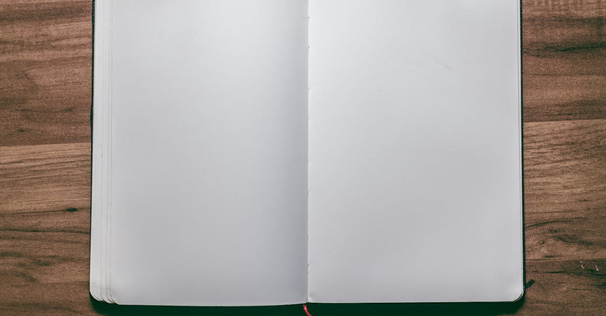 Offenes leeres Notizbuch auf einem Holztisch.